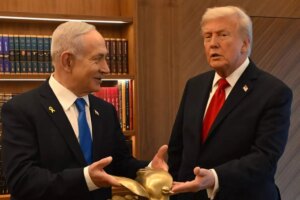 netanyahudan trumpa dikkat ceken hediye S4nK3ffv.jpg