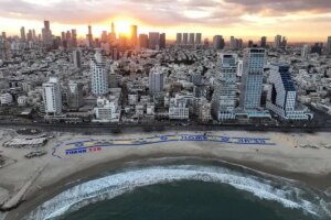 trumpa israilde surpriz karsilama plaja dev tesekkurler pankarti asildi HSz9dGFu.jpg